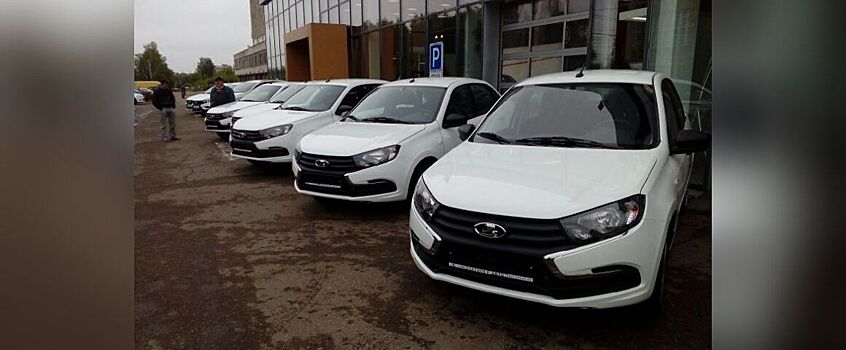 Пострадавшим на производстве жителям Удмуртии вручили автомобили от Фонда социального страхования