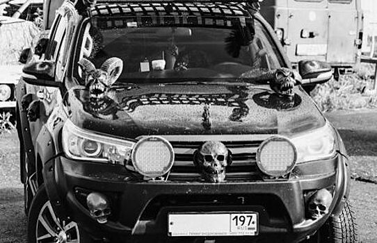 Любители тяжелого рока оценят: сеть удивил «хардкорная» Toyota Hilux