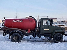 Автоцистерна с логотипом «Coca-Cola» проехалась по новосибирскому ЖК