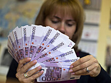 Евро поднялся выше 56 рублей