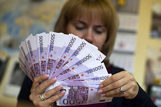 Евро поднялся выше 56 рублей