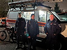 В Подмосковье спасатели вывели из чащи курьера