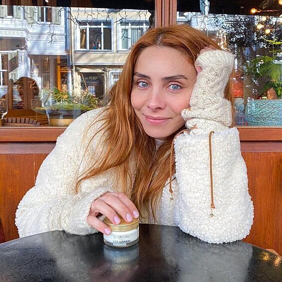 Привыкшая к перевоплощениям, Нур резко перекрасилась в огненно–рыжий, оставив при этом нетронутыми брови. И, надо сказать, в свои она выглядит гораздо свежее, чем в 20. 