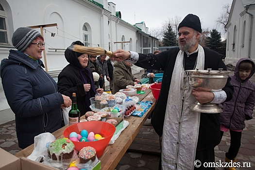 Омичи выложили мозаику из 10 тысяч пасхальных яиц