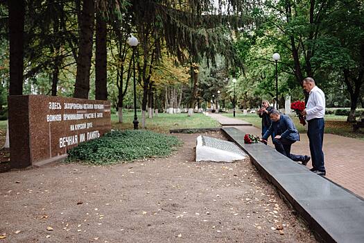 Александр Хинштейн посетил мемориал «Большой Дуб» под Железногорском