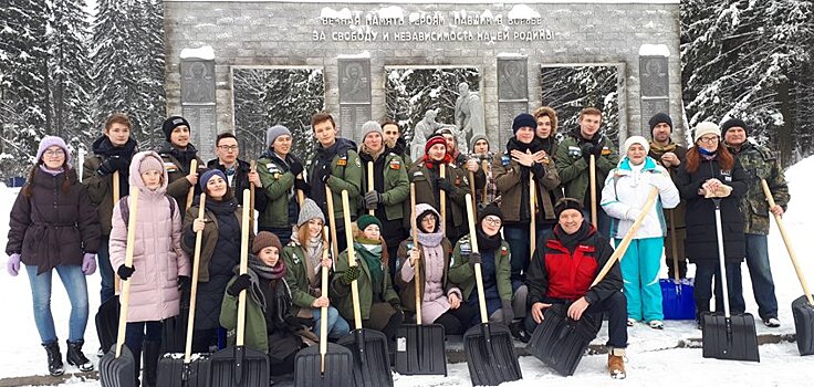 Глава Ижевска взял лопату и прибрался на памятнике у Северного кладбища