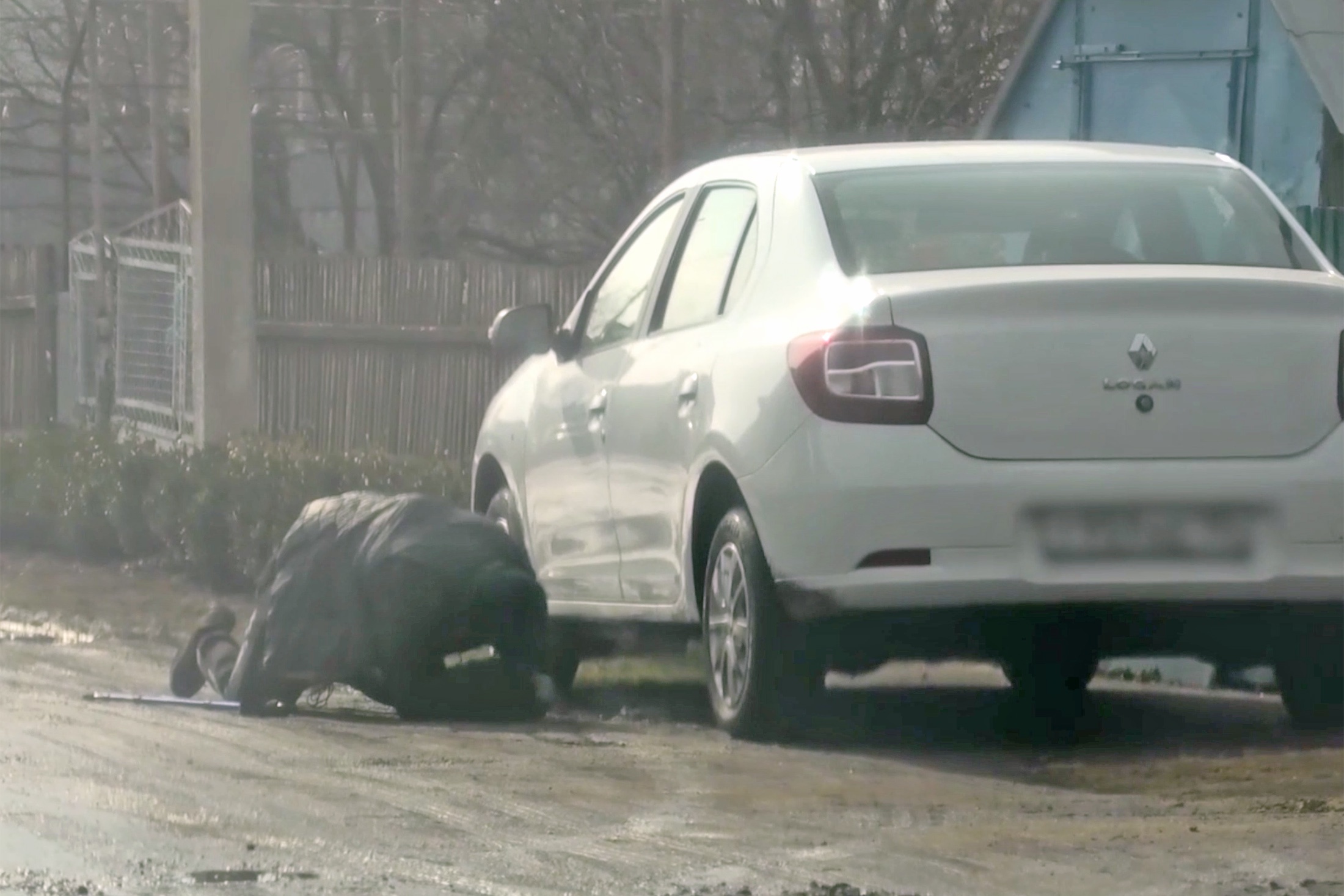 ФСБ показала, как агент СБУ в Запорожье минирует машину под видом инвалида