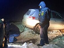 С крымских гор стащили застрявший в снегу автомобиль