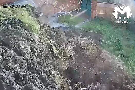 В российском городе сель разрушил коттедж и попал на видео