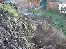 В российском городе сель разрушил коттедж и попал на видео