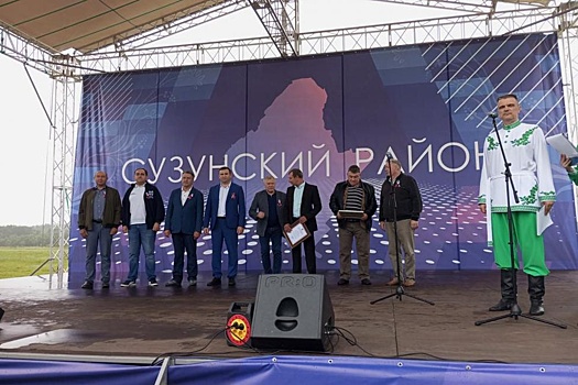 Спикер новосибирского Заксобрания в День России вручил награды сузунцам