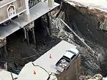 Часть оживленной улицы в центре Бангкока провалилась на глазах у прохожих