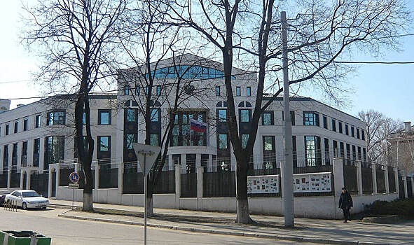Посольство РФ требует сурового наказания за попытку поджога здания в Молдавии