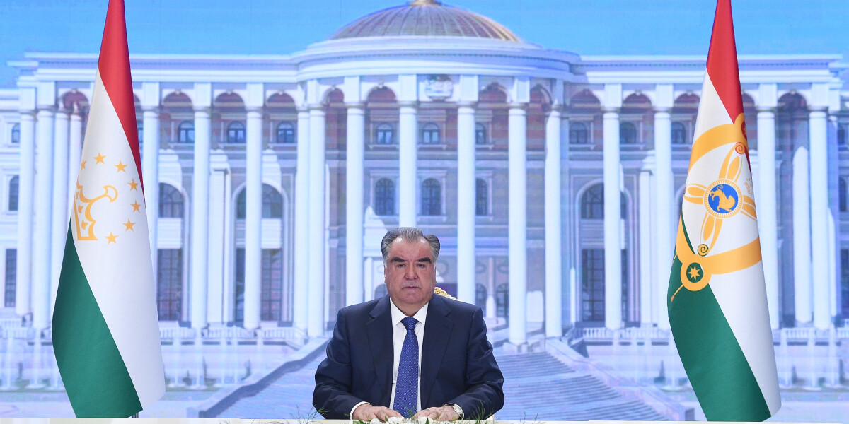 Эмомали Рахмон поздравил жителей Таджикистана с Днем Победы