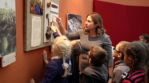 Порядка 50 человек с ОВЗ посетило тактильную выставку «Почувствуй себя археологом» в Вологде
