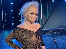 Королева джаза! 65-летняя Долина зажгла на сцене в черном корсете и с бабочкой на шее