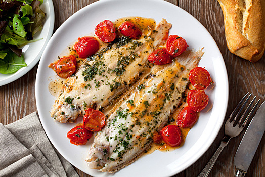Дорадо по-сицилийски, пирог с лососем и еще 9 простых и вкусных рецептов с рыбой