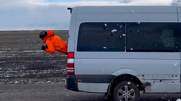 Российский каскадер «пролетел» сквозь микроавтобус на скорости 80 км/ч