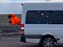 Российский каскадер «пролетел» сквозь микроавтобус на скорости 80 км/ч