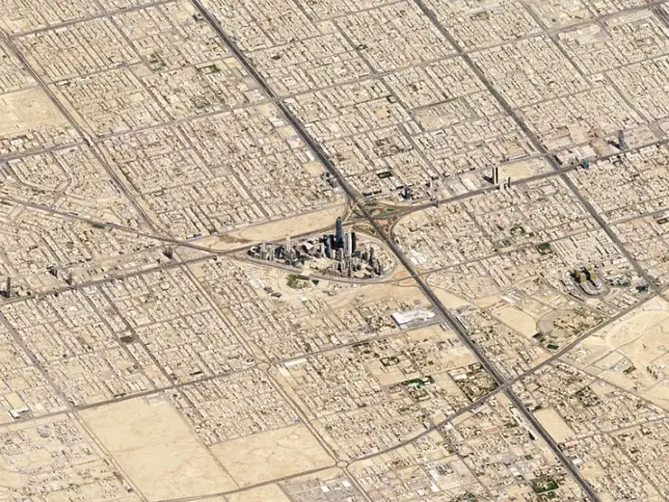 Эр-Рияд — Саудовская Аравия. На примере Эр-Рияда это видно еще лучше (воздух не такой влажный, поэтому можно получить четкий снимок с большим охватом).
