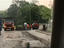 «Традиции нельзя нарушать»: рабочие уложили асфальт во время дождя во Владивостоке
