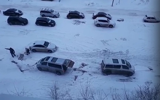 Волгоградские автомобилисты спасли угодивший в люк минивэн