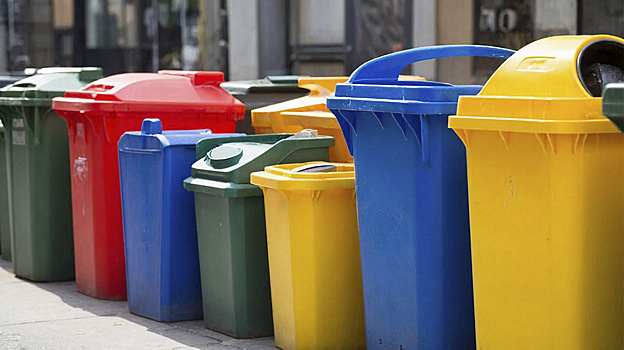 На улицах Екатеринбурга установили экоурны из переработанного пластика