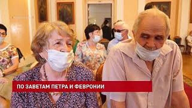 Пары со стажем 40, 50 и даже 60 лет принимают заслуженные слова благодарности за сохранение основ одного из главных институтов общества