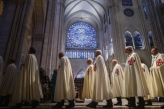 Во Франции хотят заменить исторические витражи в Нотр-Даме, несмотря на протесты
