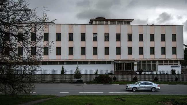 Посольство Сербии в Москве вывесило Знамя Победы и флаги России