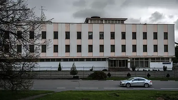 Посольство Сербии в Москве вывесило Знамя Победы и флаги России