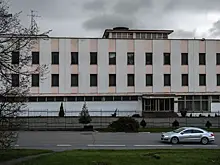 Посольство Сербии в Москве вывесило Знамя Победы и флаги России