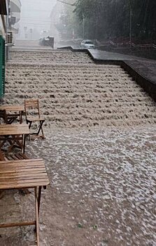 Жители Саратова поделились кадрами «водопада» на затопленной набережной