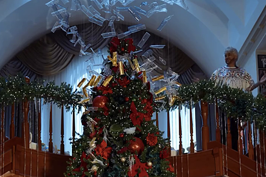 Певец Филипп Киркоров украсил загородный дом к Новому году за 5 миллионов рублей