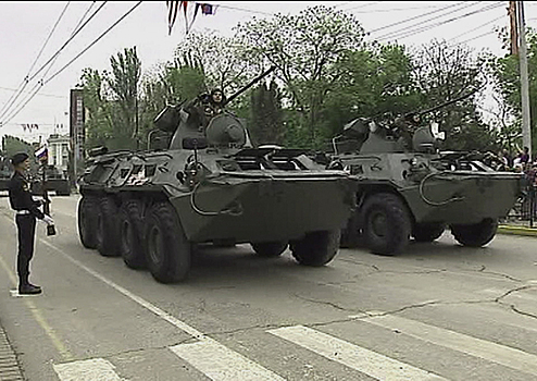 В Керчи около 800 военнослужащих и порядка 20 единиц военной техники прошли в парадном строю на День Победы