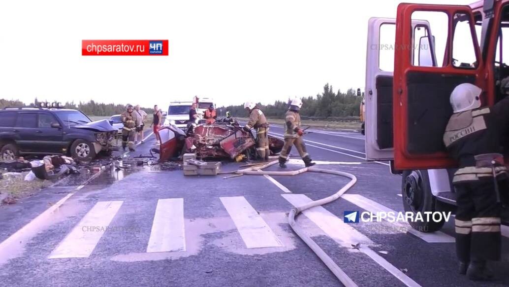 В жуткой аварии под Саратовом погибли четыре человека и еще пять получили травмы