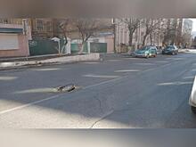 Провалившиеся люки мешают проезду на улице Нечаева