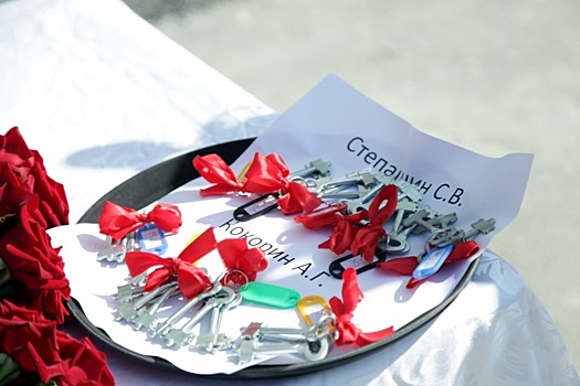 Кокорин и Степашин вручили курганцам ключи от новых квартир