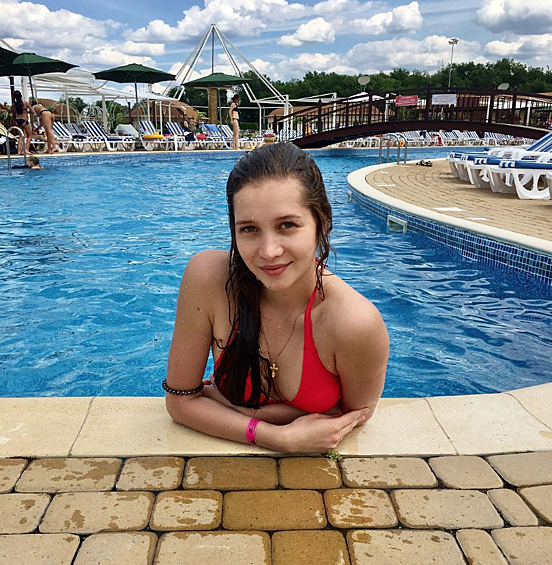 Несмотря на свою успешность, девушка старается отдыхать не только на заграничных курортах, но и на базах отдыха в родном Каменск-Шахтинском