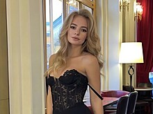 Лиза Пескова показала фото в черном платье с откровенным декольте