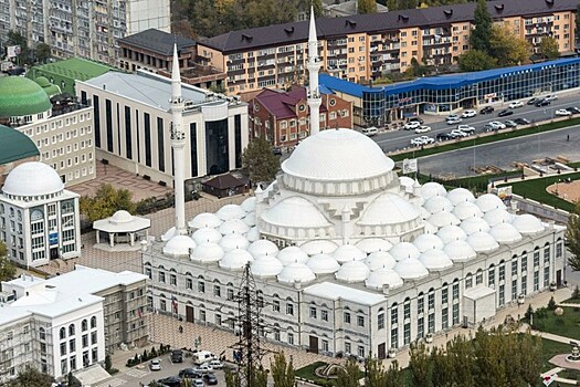 Тысячи жителей Дагестана собрались в мечетях