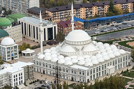 Тысячи жителей Дагестана собрались в мечетях