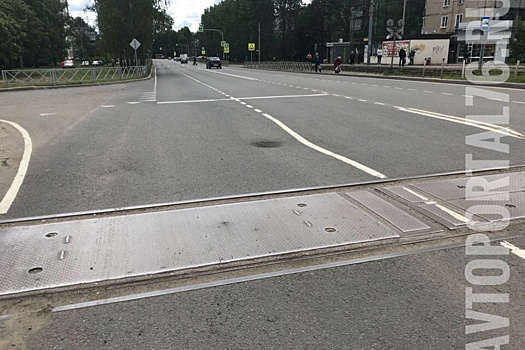 В Брагино проваливается дорога: в асфальте появились «лунные кратеры»
