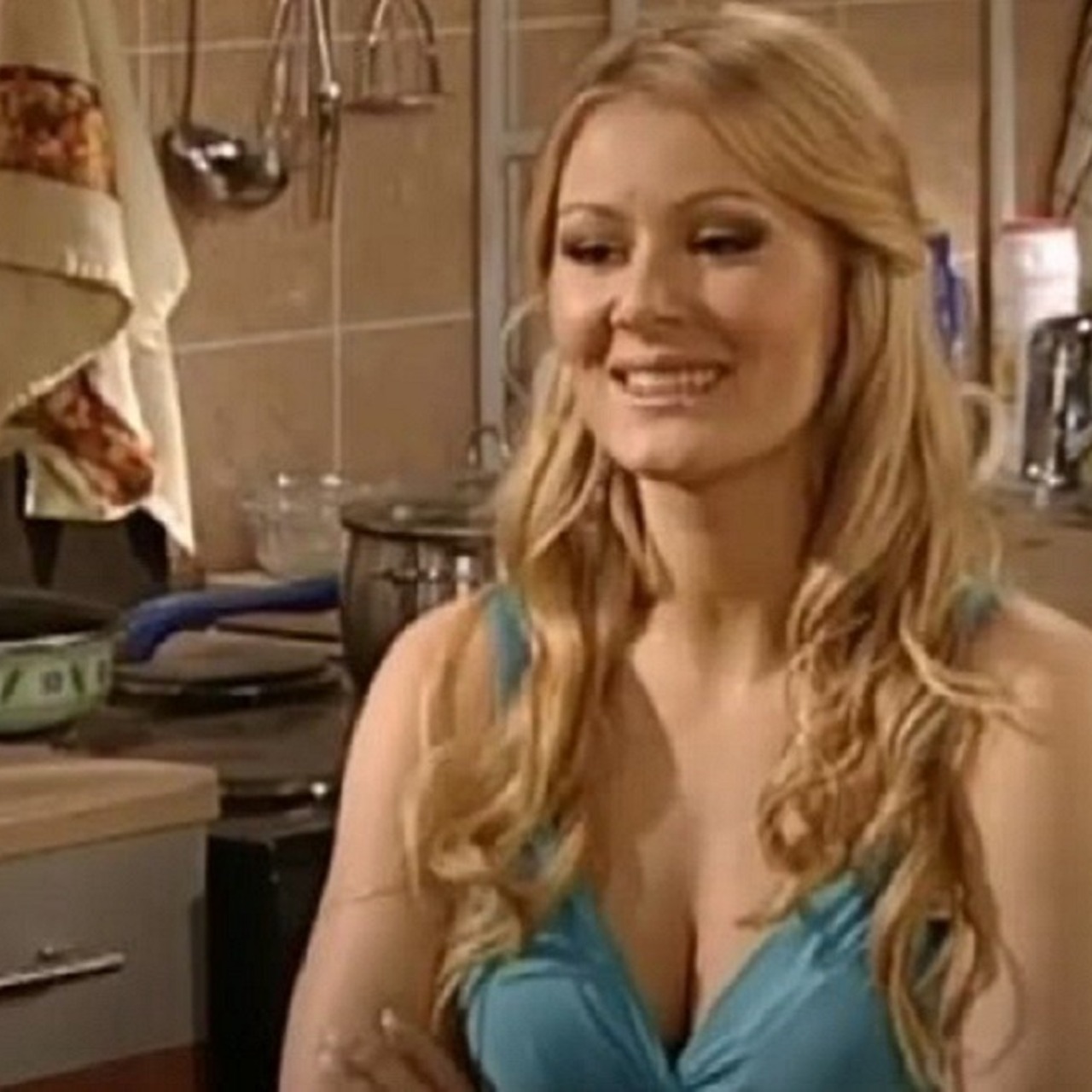 Орыс әйелдері мен жас жігіттері бейнеленген порно