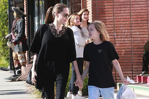Она сияет! Анджелина Джоли гуляет с дочкой по магазинам