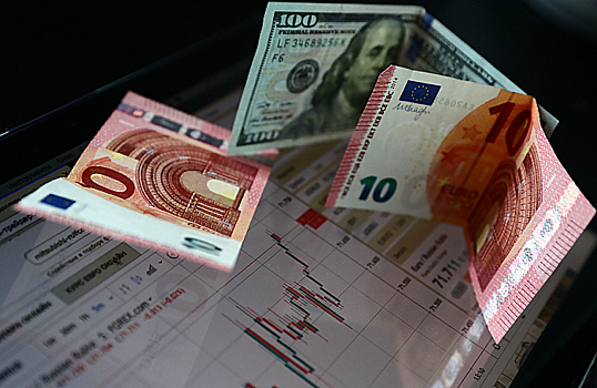 Евро дороже 74 рублей. Пора ли закупаться валютой?
