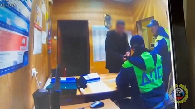 Иностранца задержали в Волжском при попытке дать взятку сотруднику ДПС