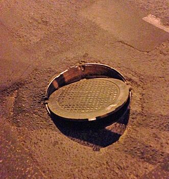 Внимание: в центре Костромы подстерегает опасный люк-перевёртыш