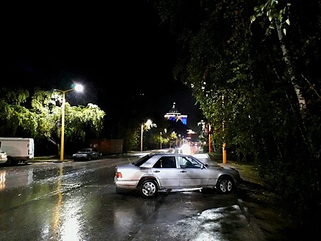 В Новосибирском Академгородке сбили инновационный фонарный столб