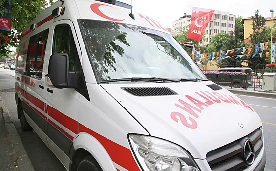 Автобус с пассажирами врезался в грузовик в Турции